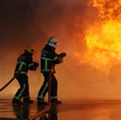 Feuerwehrleute löschen einen Brand