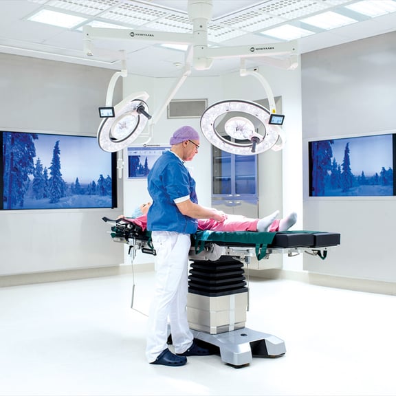 Chirurg an OP-Tisch im Operationssaal