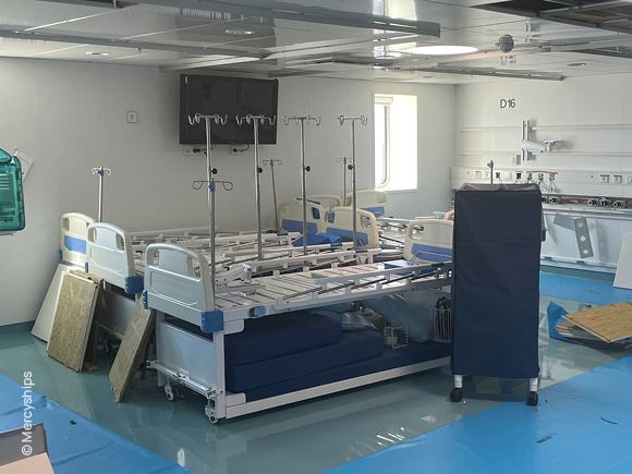 A new, high-quality facility: the installation of the ward on the Global Mercy