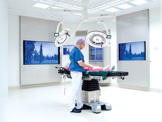 Chirurg an OP-Tisch im Operationssaal
